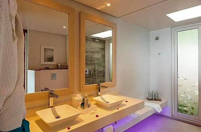 Carana Hotell 3*